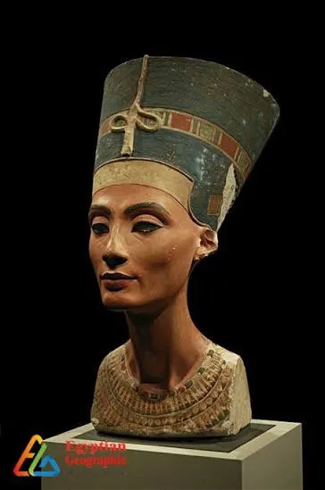 يسأل احد الاصدقاء عن حقه في الاحتفاظ بقطعة اثرية وجدها اثناء حفر اساسات في ارض ملكه لبناء منزل ومبالغ نقدية ؟